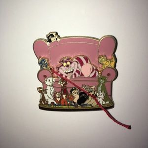VINTAGE 2007 Disney Cats Pin with yarn